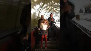 Танцы в метро под руки вверх
