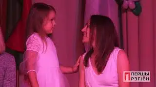 Дети и их мамы на сцене ГДК (фрагмент концерта ко Дню матери)
