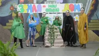 Учащиеся 10 класса на районном празднике на иностранном языке, посвященном Году экологии