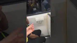 В китайском метро и садится телефон? Найди ЭТО!