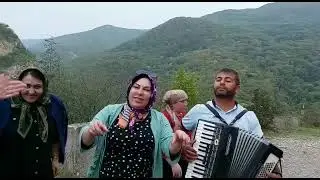 Красиво поет …..