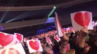 Зара расплакалась от подарка поклонников на концерте