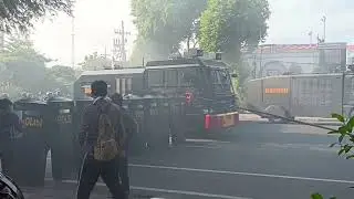 DEMO RICUH! GRAHADI DIKEPUNG ANAK SMA DAN OJOL