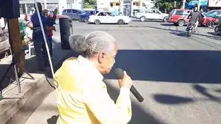 Esta Anciana leda Candela al  pichón en la calle en nombre de Jesús Culto en la Bomba de Los minas