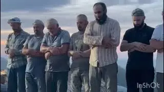 Утренний намаз на крыше цветковкой мечети