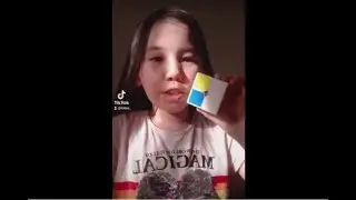 8 лет девочка, собирает кубик 2 на 2