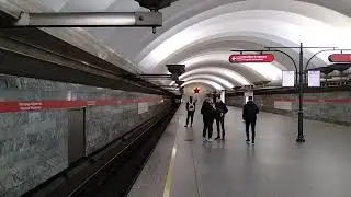 Ем501 и 81-722 "Юбилейный" на станции метро Площадь Мужества