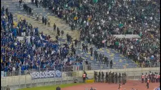 شاهد تراشق جماهير الرجاء واتحاد طنجة بالقنينات البلاستيكية والأمن يتدخل