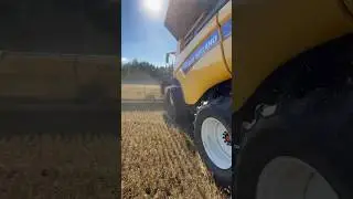 Красивая уборка комбайном New Holland CR8.90