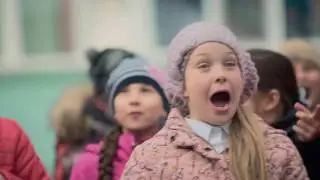 Олень заглядывает в окна школы