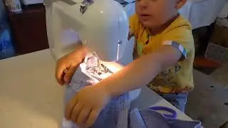 Ромыч шьет на машинке