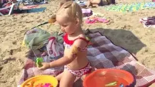 Поход на пляж. Семейное счастье)