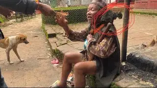 Instead of buying food for himself, An old poor man choose to buy milk—for his beloved kitten."
