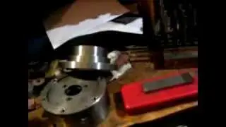 Шлифовка длинного резинового вала.