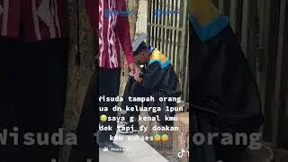 Seorang Wisudawan Menangis Saat Wisuda Tidak Ditemani Satupun Keluarga