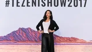 Шоу Tezenis в Вероне: модели в ярких бикини на подиуме и певица Нюша в первом ряду