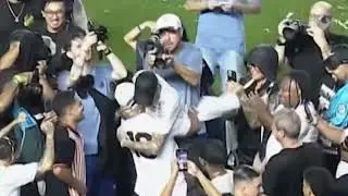 Neymar chegando no estádio em Santos