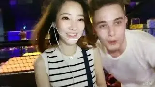 馮提莫 ”走在冷風中“ 被X人強抱了😈 in 上海蹦床公園