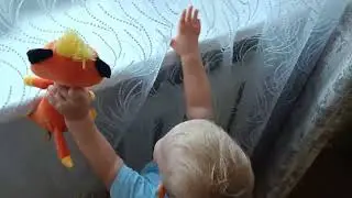 Бегает с игрушкой 😁
