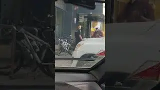 поліція штрафує велосипедиста за їзду по тротуару біля атб