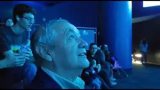 Акулу кормят