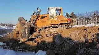 Бульдозер Liebherr PR 764 рекультивирует карьер
