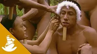 Zo'é men dressing up as a woman