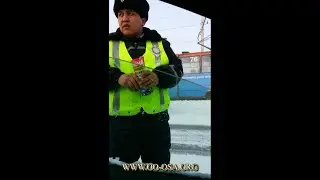 The traffic police are harshly crushing the driver.