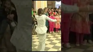 Девчонка цыганочка танцует. Всё лишнее долой! #shorts #цыгане #танцы