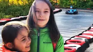 Aventura no Kart: Seline Tenta Pegar Pelúcias Enquanto Seu Irmão Acelera!