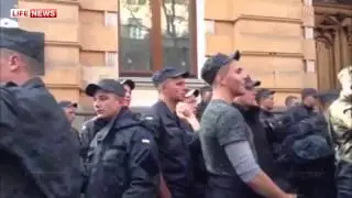 500 бойцов ВСУ бунтуют у администрации Порошенко