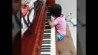Mi pequeña sobrina aparenta tocar el piano