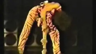EDDIE VAN HALEN - guitar solo part 2 (Largo 1982)