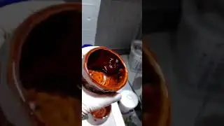 Светлана готовит пиалы к пересылке. Июль, 2024 .Токио.