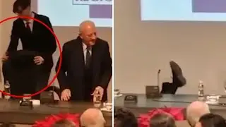 Brindisi di Natale in Regione Campania: spostano la sedia e De Luca cade a terra