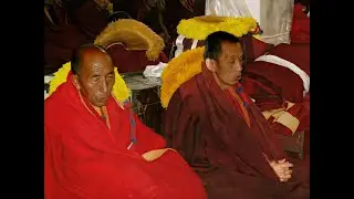TIBET,  Drepung, une prière Tibétaine