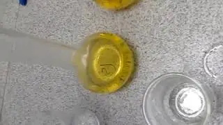 Химия. Опыт с изменением окраски раствора.