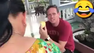 Bule makan durian