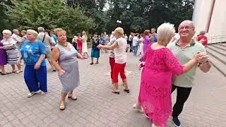 31.08.24г..."Вечер,Поют Соловьи"... звучит на танцполе в Гомельском парке...
