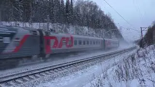 Электровоз ЭП2К-125 с пассажирским поездом Москва - Владивосток
