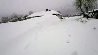 БАБУШКИН ДОМ ЗАСЫПАЕТ ПО КРЫШУ! ЗИМА 2022!