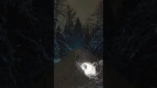 Строим снежный дом для празднования нового года. 