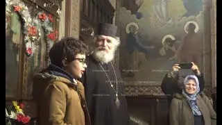 Отец Петър говори на турски с депутати от Меджлиса, синът му в ролята на преводач