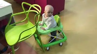 Годовалый ребенок на ходунках