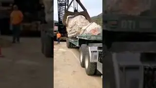 A big stone fell from the truck 😰