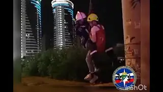 В Новосибирске спасатели сняли с рекламного щита мужчину