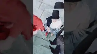 У кого нет шляпы, тот ее ни перед кем не снимет   