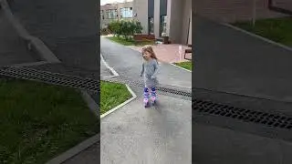 Ходим на роликах) тоже не просто 🤗 #двойняшки #двойняшкиалиевы