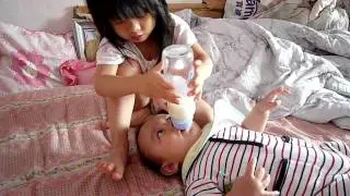 姐姐餵奶