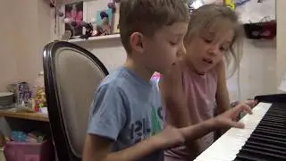 Ульяна и Филипп Андрейковские разучивают песню про дуэт весёлых гусей
